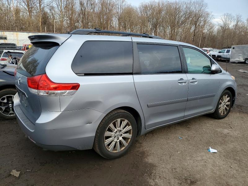 Photo 3 from auction – 2014 TOYOTA SIENNA XLE with VIN 5TDDK3DC7ES073002