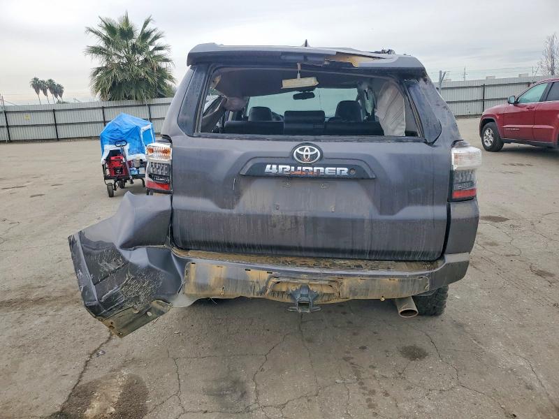 Photo 6 from auction – 2018 TOYOTA 4RUNNER SR with VIN JTEBU5JRXJ5571194