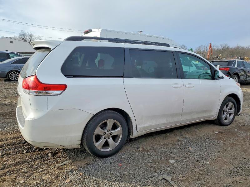 Photo 3 from auction – 2013 TOYOTA SIENNA LE with VIN 5TDKK3DC7DS287932
