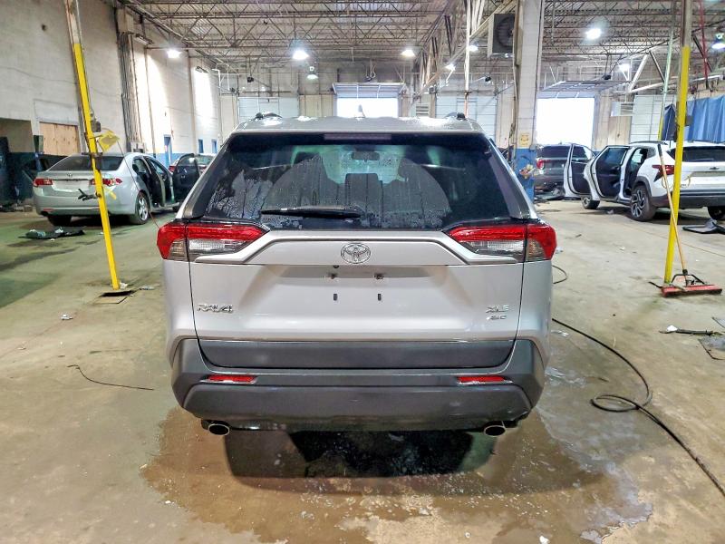 Foto 6 de la subasta – 2020 TOYOTA RAV4 XLE con VIN JTMP1RFV5LD528150