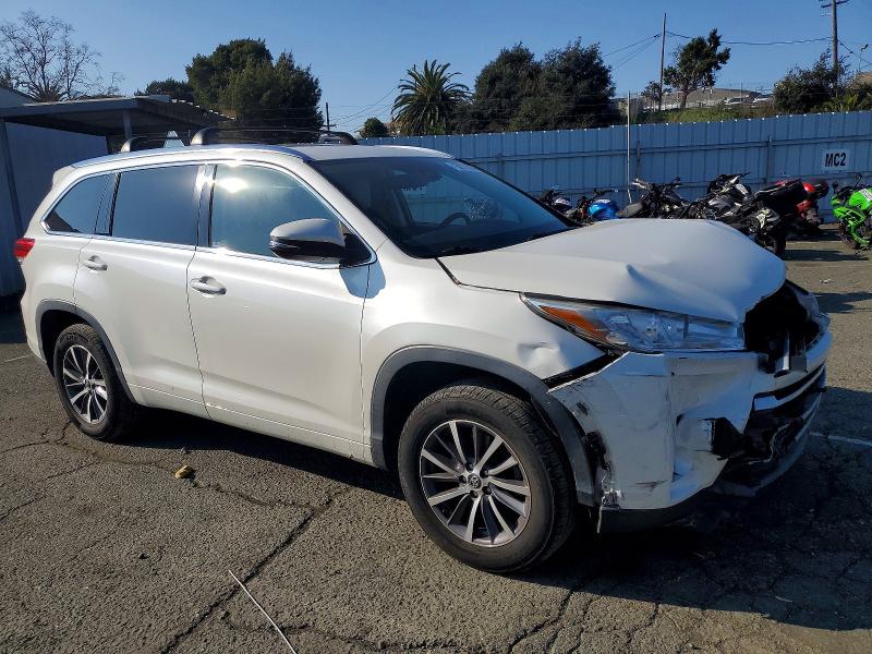 Photo 4 from auction – 2017 TOYOTA HIGHLANDER with VIN 5TDKZRFHXHS516391