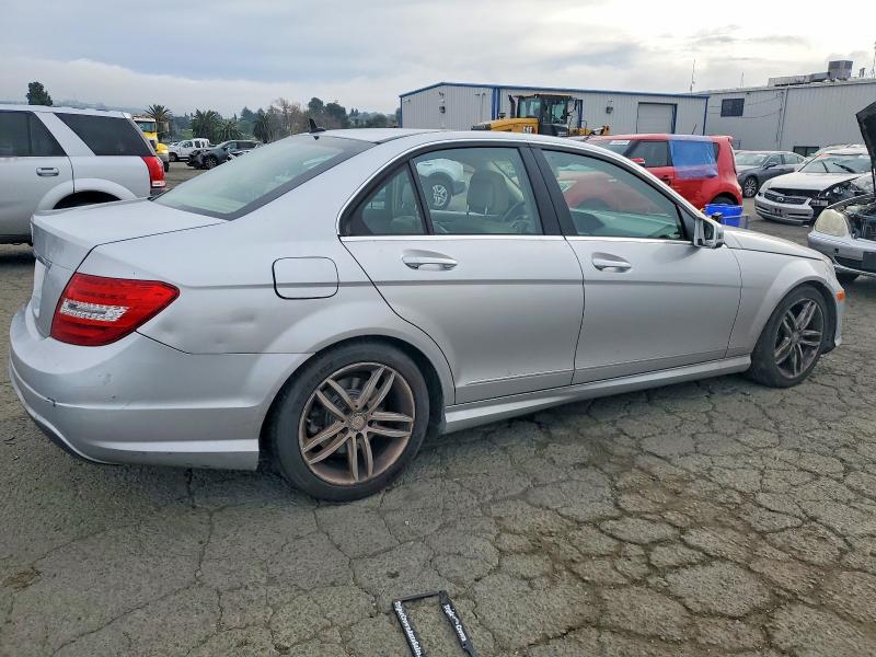 Photo 3 from auction – 2014 MERCEDES-BENZ C 250 with VIN WDDGF4HBXEA960864