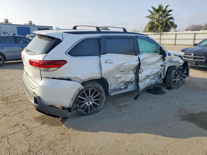 Photo 3 from auction – 2018 TOYOTA HIGHLANDER with VIN 5TDKZRFH5JS549210
