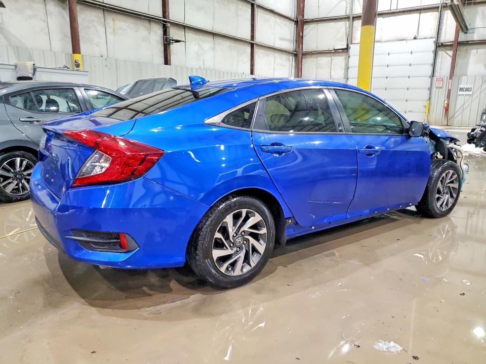 Фото 3 с аукциона – 2018 HONDA CIVIC EX с VIN 19XFC2F72JE033642