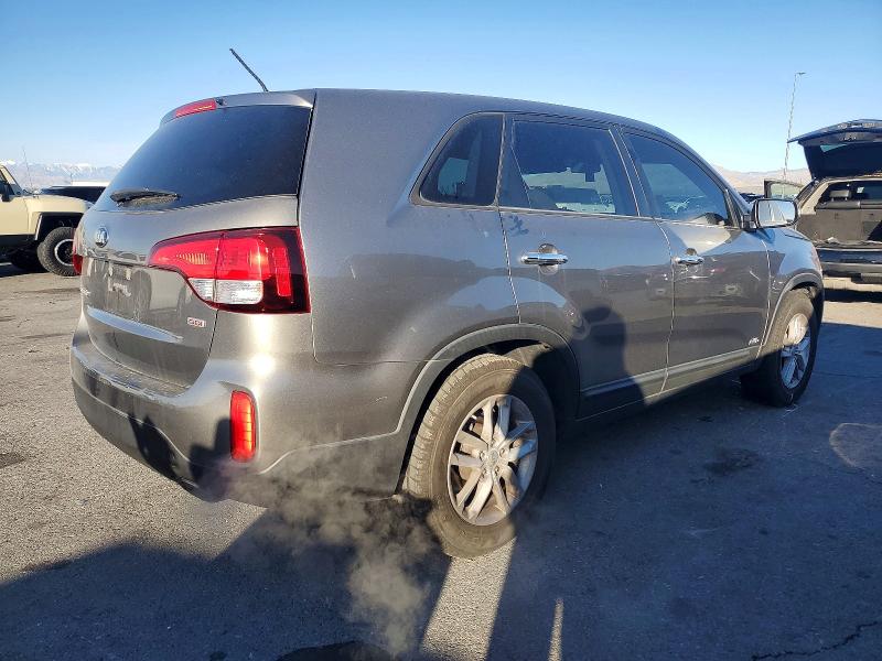 Photo 3 from auction – 2015 KIA SORENTO LX with VIN 5XYKTCA68FG567791