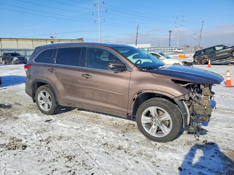 Photo 4 from auction – 2017 TOYOTA HIGHLANDER with VIN 5TDDZRFH3HS445995