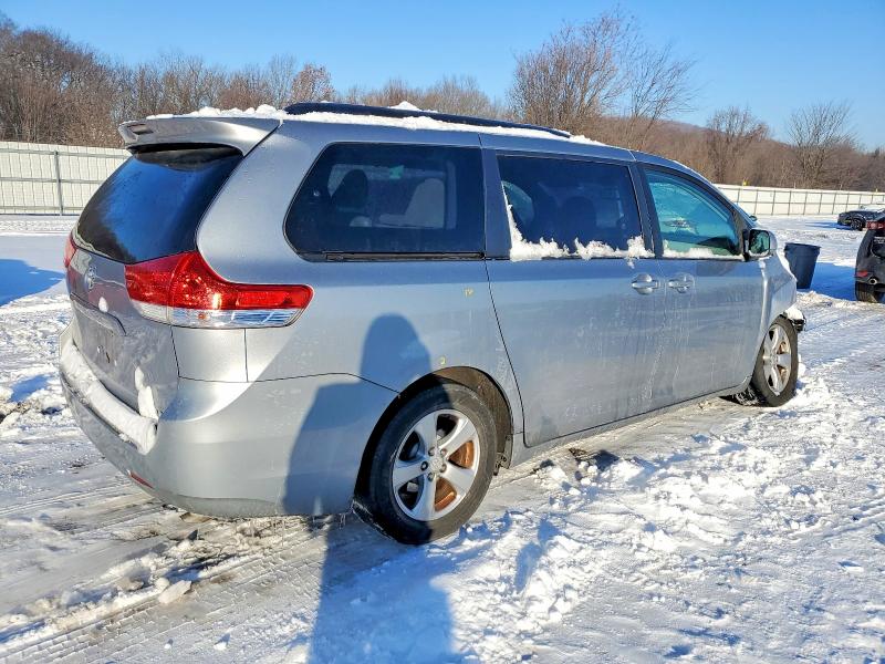 Photo 3 from auction – 2013 TOYOTA SIENNA LE with VIN 5TDKK3DC6DS333718