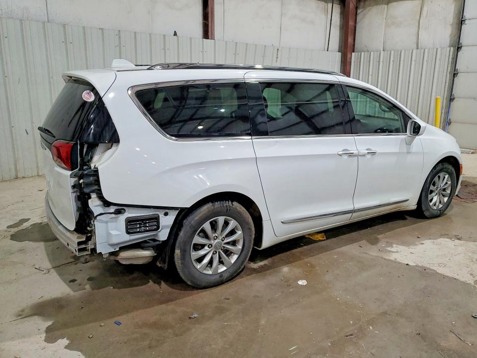 Photo 3 from auction – 2018 CHRYSLER PACIFICA with VIN 2C4RC1BG2JR154179