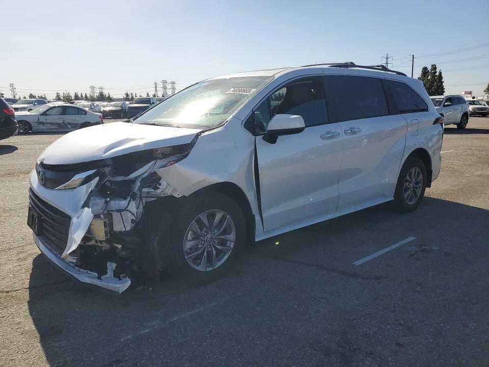 Photo 1 from auction – 2025 TOYOTA SIENNA with VIN 5TDJRKEC4SS280367
