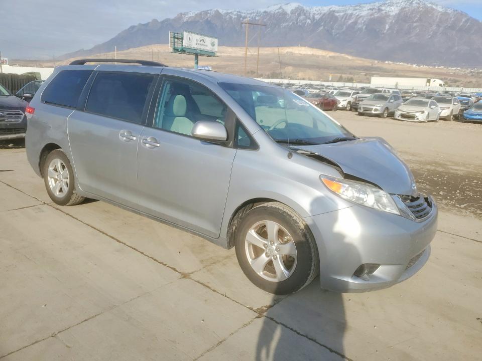 Photo 4 from auction – 2014 TOYOTA SIENNA LE with VIN 5TDKK3DC3ES456524