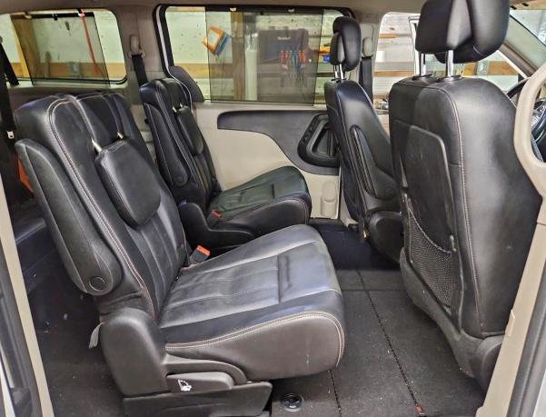 Photo 11 from auction – 2012 CHRYSLER TOWN & COU with VIN 2C4RC1CG1CR362698