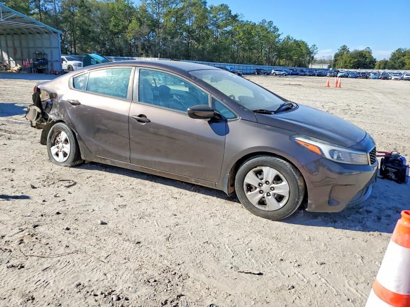 Photo 4 from auction – 2017 KIA FORTE with VIN 3KPFK4A72HE056693