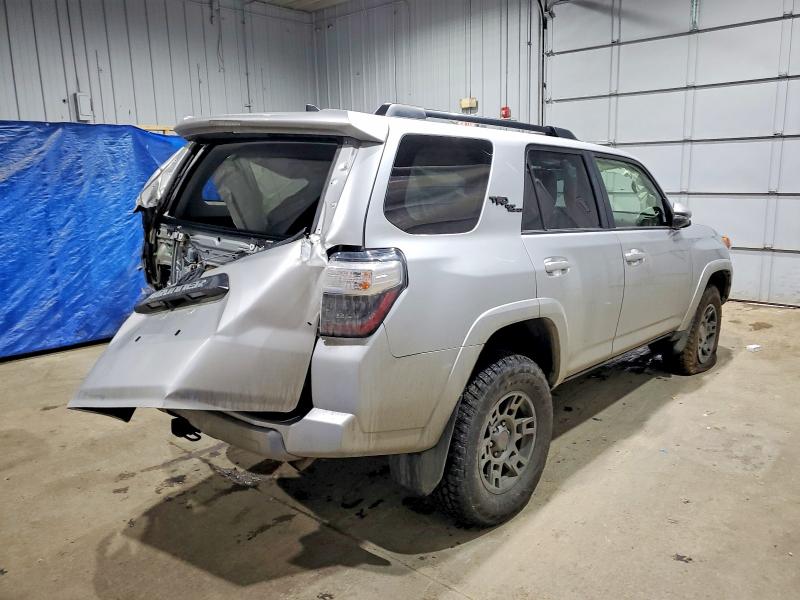Photo 3 from auction – 2020 TOYOTA 4RUNNER with VIN JTEBU5JR2L5739963