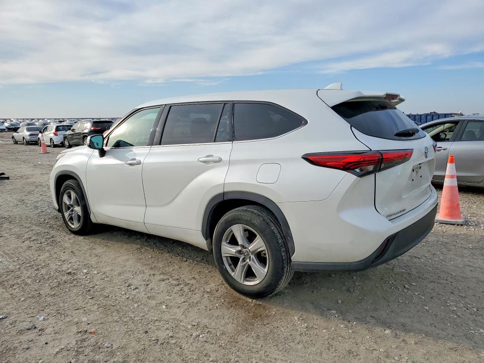 Photo 2 from auction – 2021 TOYOTA HIGHLANDER with VIN 5TDZZRAHXMS516844