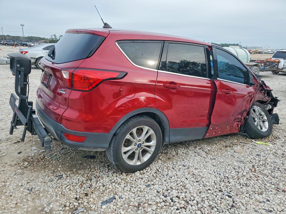 Photo 3 from auction – 2019 FORD ESCAPE SE with VIN 1FMCU0GD6KUC03203