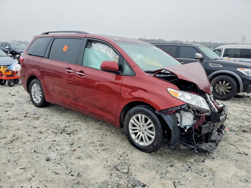 Photo 4 from auction – 2017 TOYOTA SIENNA XLE with VIN 5TDYZ3DC6HS870889
