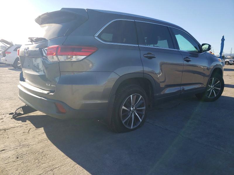 Photo 3 from auction – 2018 TOYOTA HIGHLANDER with VIN 5TDJZRFH6JS843887