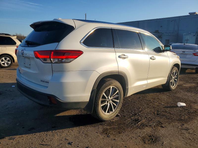 Photo 3 from auction – 2018 TOYOTA HIGHLANDER with VIN 5TDJZRFH1JS555758