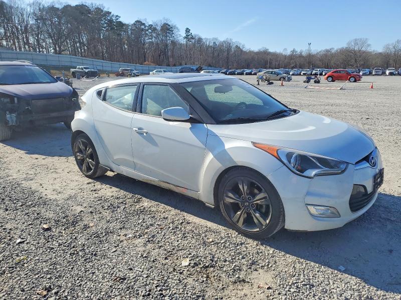 Photo 4 from auction – 2017 HYUNDAI VELOSTER with VIN KMHTC6AD9HU317767