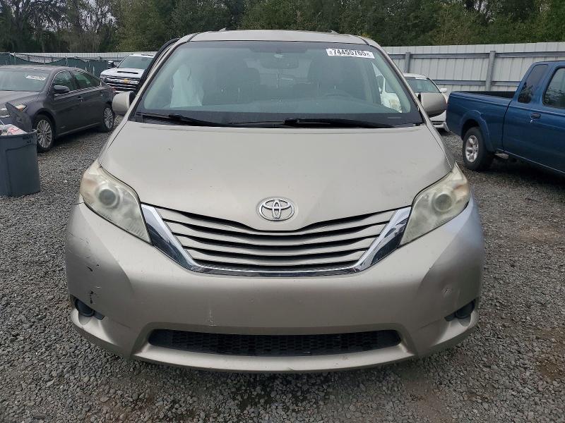 Photo 5 from auction – 2017 TOYOTA SIENNA with VIN 5TDKZ3DC5HS887558