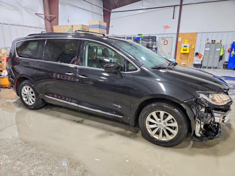 Photo 4 from auction – 2017 CHRYSLER PACIFICA with VIN 2C4RC1BG5HR642780