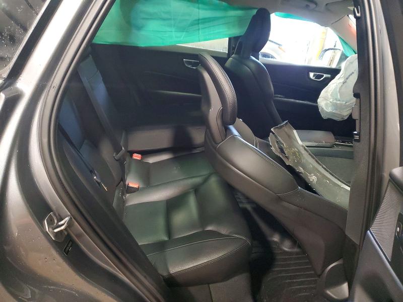 Photo 11 from auction – 2018 VOLVO XC60 with VIN LYV102RK2JB122609