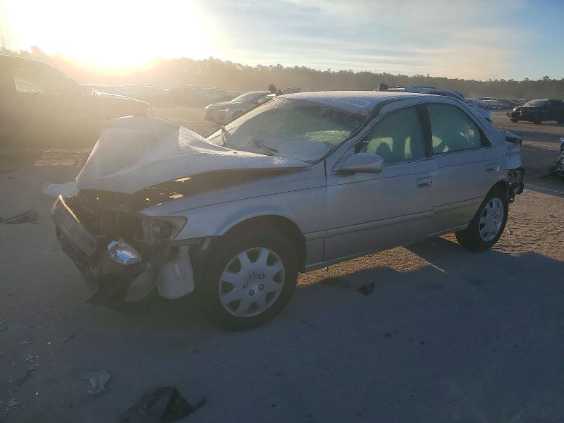 TOYOTA CAMRY CE 2000 with VIN 4T1BG22K8YU617435 - Photo from auction
