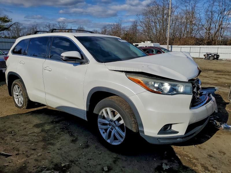 Photo 4 from auction – 2015 TOYOTA HIGHLANDER with VIN 5TDBKRFH1FS195732