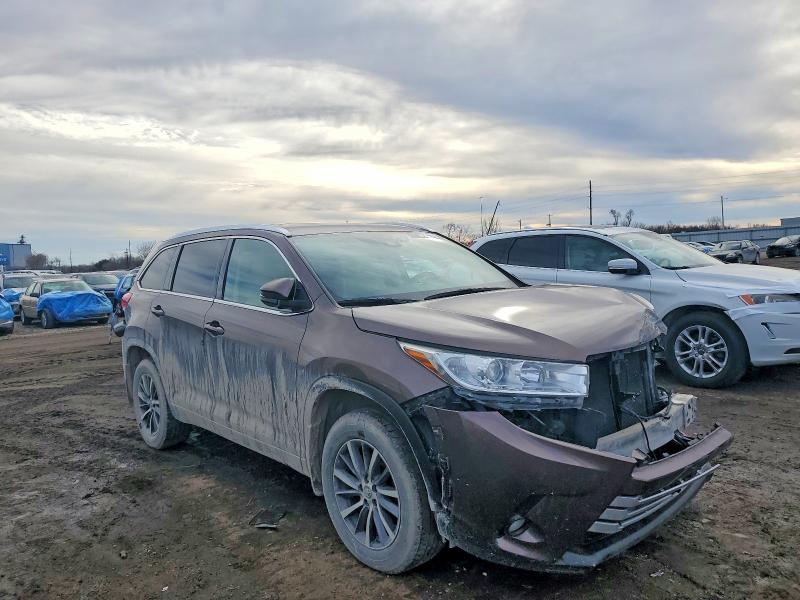 Photo 4 from auction – 2017 TOYOTA HIGHLANDER with VIN 5TDJZRFH9HS447527