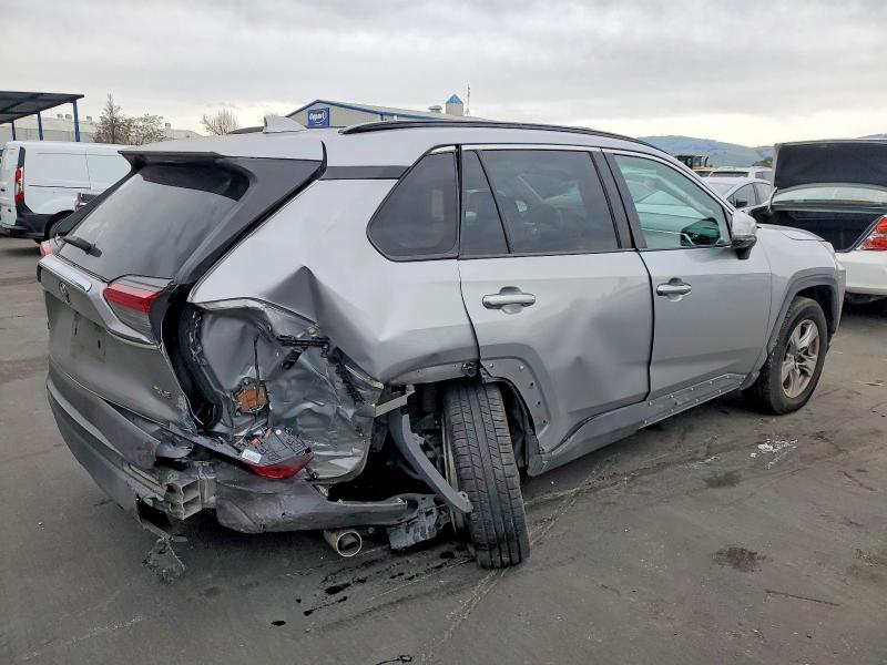 Photo 3 from auction – 2019 TOYOTA RAV4 XLE with VIN 2T3W1RFV1KW021274