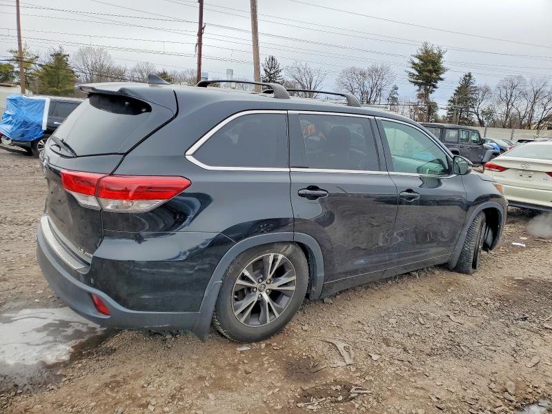 Photo 3 from auction – 2017 TOYOTA HIGHLANDER with VIN 5TDBZRFH3HS473884