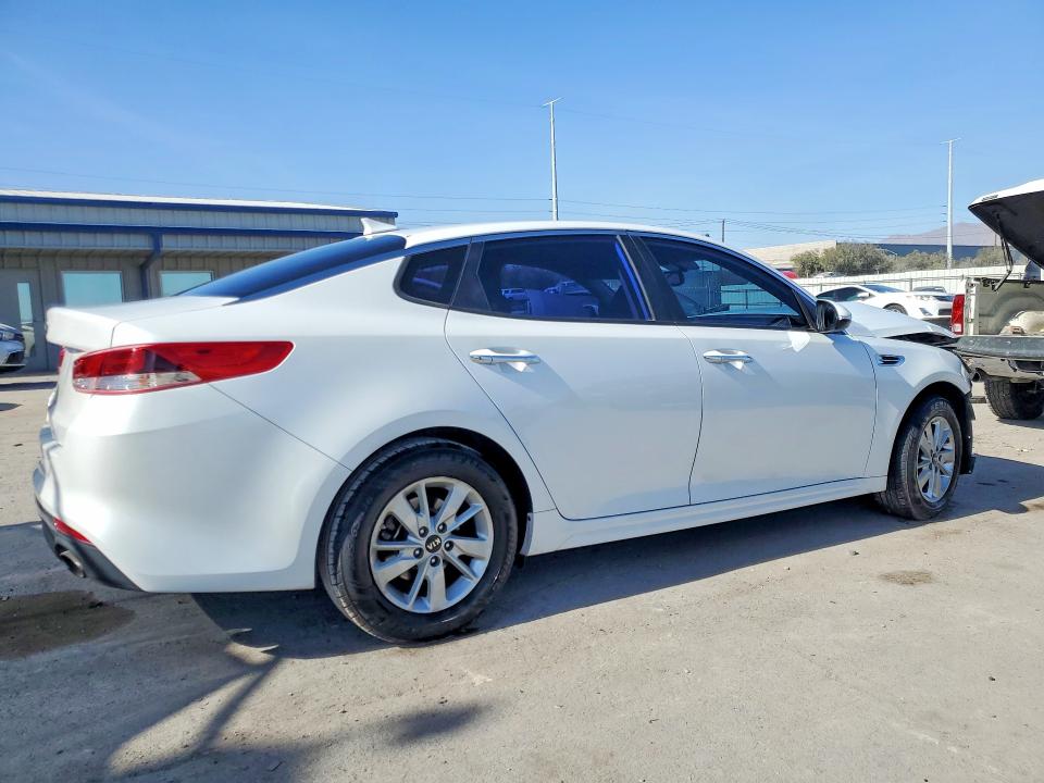 Photo 3 from auction – 2017 KIA OPTIMA with VIN 5XXGT4L35HG162008