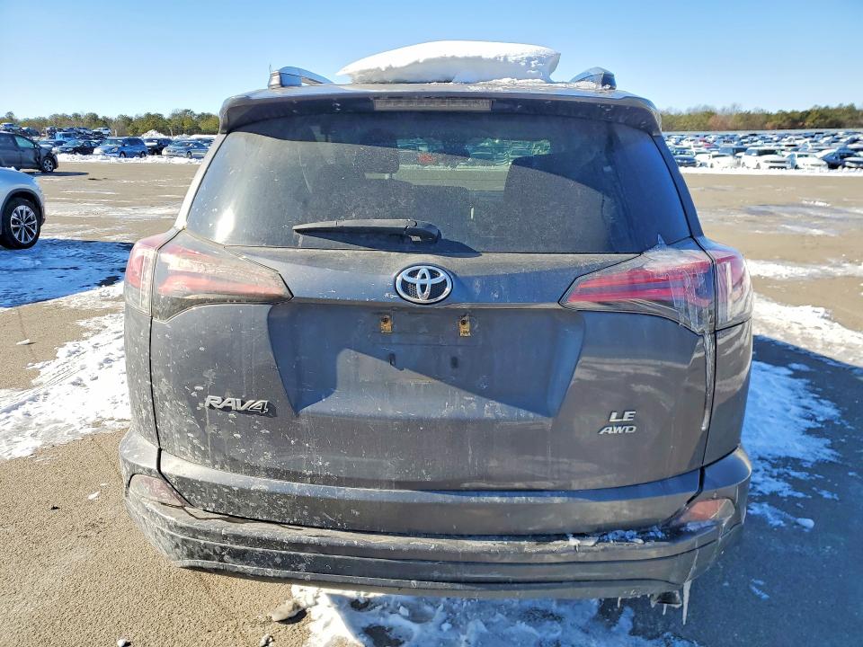 Фото 6 с аукциона – 2018 TOYOTA RAV4 с VIN 2T3BFREV4JW751440