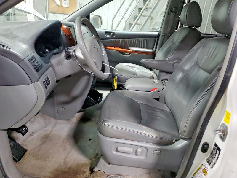 Photo 7 from auction – 2010 TOYOTA SIENNA XLE with VIN 5TDYK4CC8AS319378