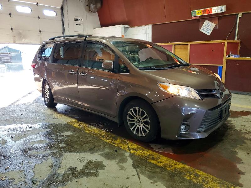 Photo 4 from auction – 2018 TOYOTA SIENNA XLE with VIN 5TDYZ3DC5JS955454