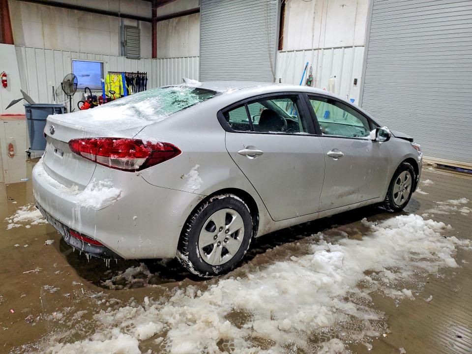 Foto 3 de la subasta – 2018 KIA FORTE con VIN 3KPFL4A73JE277772