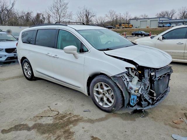 Photo 4 from auction – 2017 CHRYSLER PACIFICA with VIN 2C4RC1BG4HR634945