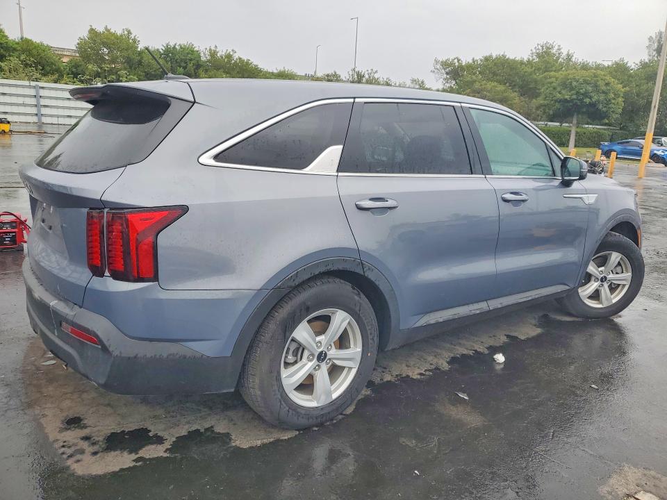 Photo 3 from auction – 2023 KIA SORENTO with VIN 5XYRG4LC7PG192621