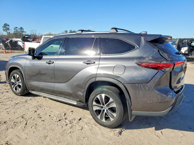 Photo 2 from auction – 2021 TOYOTA HIGHLANDER with VIN 5TDGARAHXMS011692