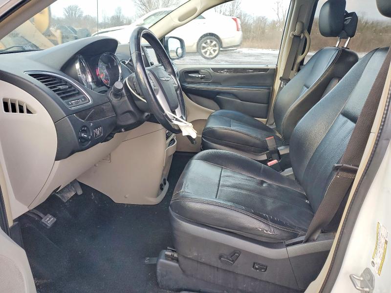 Photo 7 from auction – 2016 CHRYSLER TOWN & COU with VIN 2C4RC1BG2GR127170