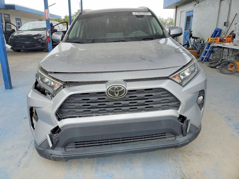 Photo 5 from auction – 2019 TOYOTA RAV4 XLE with VIN JTMW1RFV2KD036489