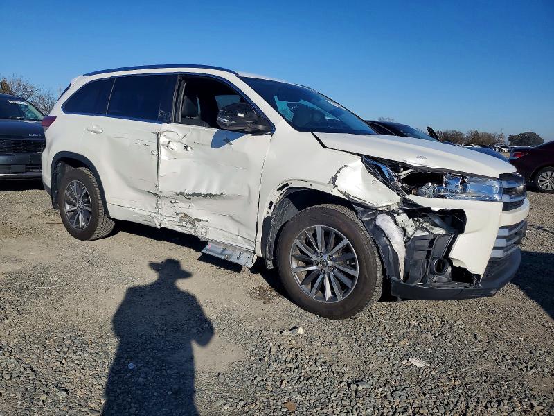 Photo 4 from auction – 2017 TOYOTA HIGHLANDER with VIN 5TDJZRFH1HS483776