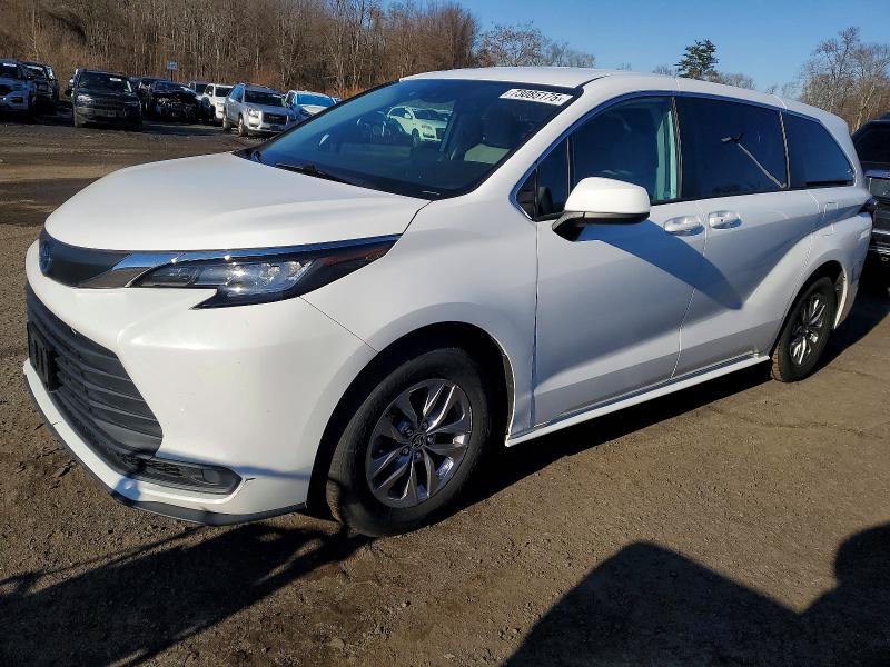 Photo 1 from auction – 2022 TOYOTA SIENNA LE with VIN 5TDKRKEC8NS087583