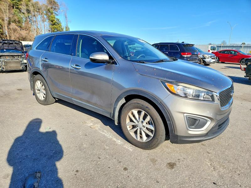 Photo 4 from auction – 2017 KIA SORENTO LX with VIN 5XYPG4A35HG209699