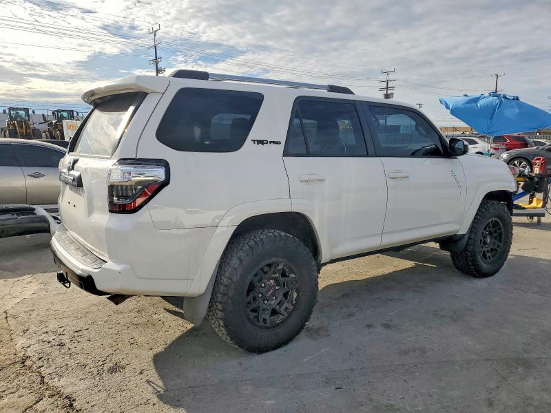 Photo 3 from auction – 2016 TOYOTA 4RUNNER SR with VIN JTEBU5JR5G5300570
