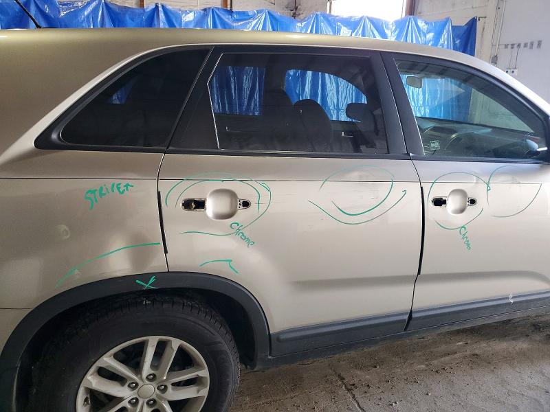Photo 11 from auction – 2015 KIA SORENTO LX with VIN 5XYKTCA65FG569725