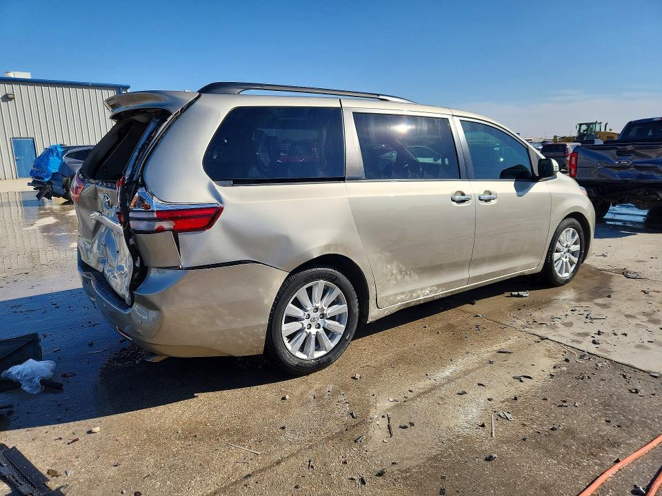 Photo 3 from auction – 2017 TOYOTA SIENNA XLE with VIN 5TDYZ3DC8HS866889