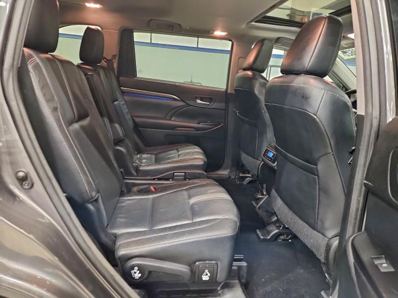 Photo 11 from auction – 2017 TOYOTA HIGHLANDER with VIN 5TDJZRFH9HS365653