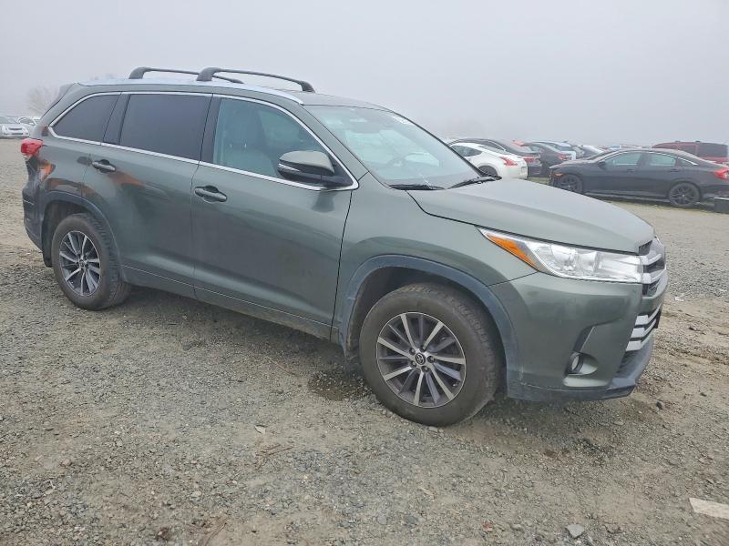 Photo 4 from auction – 2018 TOYOTA HIGHLANDER with VIN 5TDJZRFH2JS897381