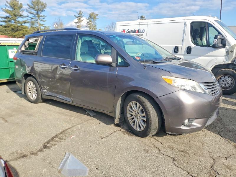 Photo 4 from auction – 2014 TOYOTA SIENNA XLE with VIN 5TDYK3DC3ES423680